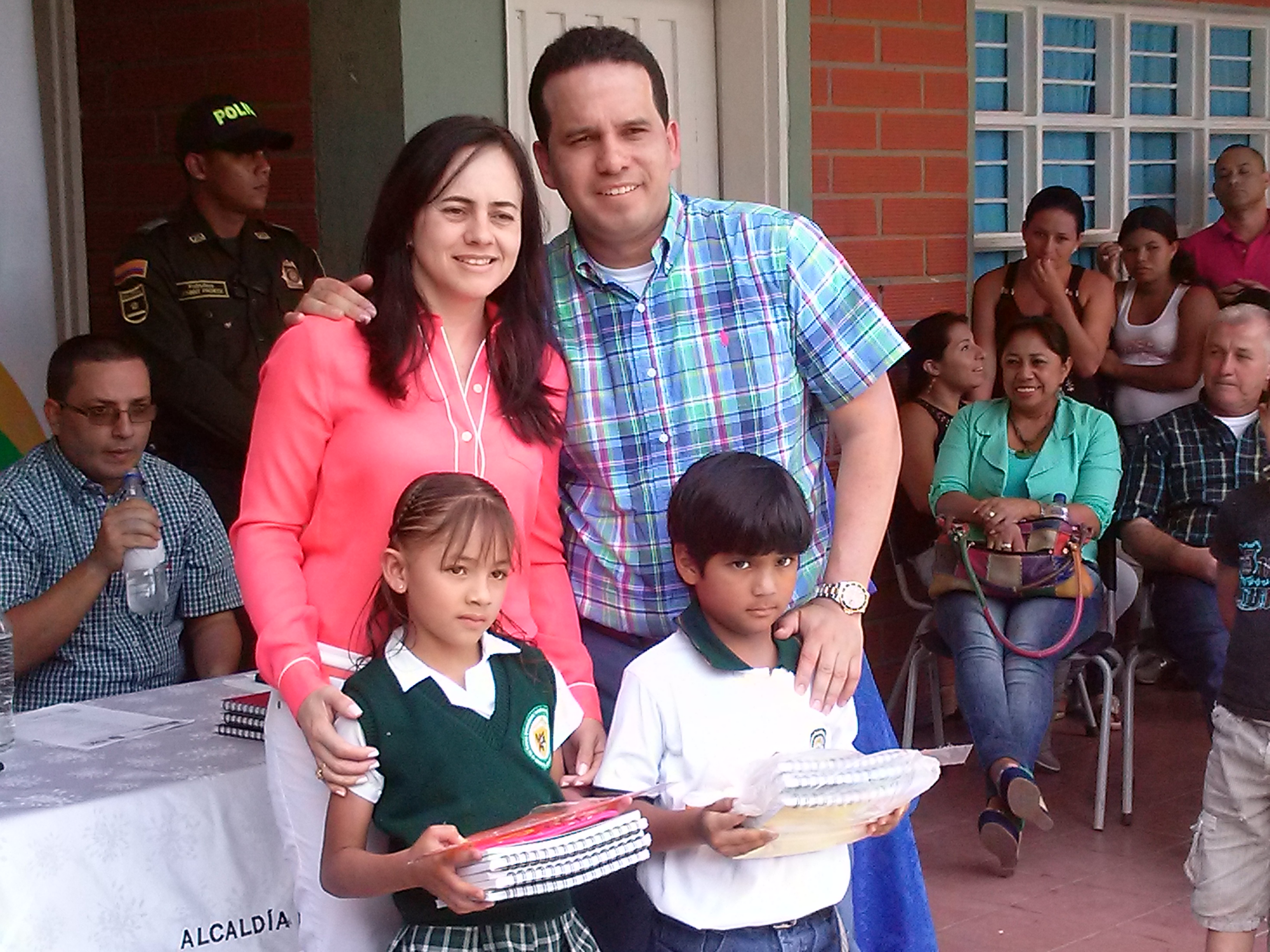 El señor alcalde y la primera dama entregan el kid escolara a los estudiantes.
